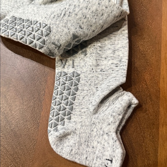 Tavi Gray. I go with everything! I’m pretty and I’m neutral! Gotta get grey. - Picture 3 of 4